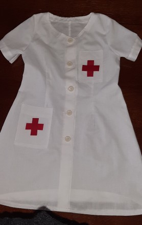 продам детский костюм медсестры, белый, на пуговицах, два кармана, сумочка и пов. . фото 3