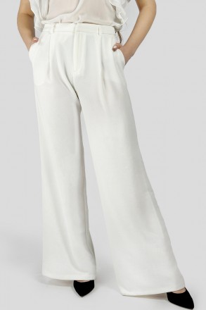 
Трендовые женские брюки широкого кроя с карманами. Выполнены из гладкой прочной. . фото 2