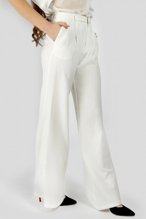 
Трендовые женские брюки широкого кроя с карманами. Выполнены из гладкой прочной. . фото 3