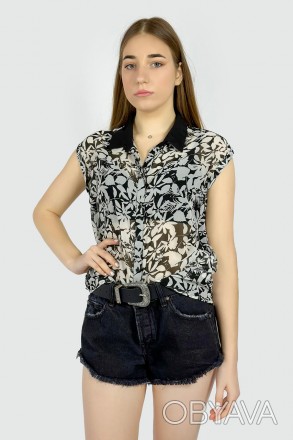 
Летняя блузка с растительным принтом от испанского бренда Bershka. Модель без р. . фото 1