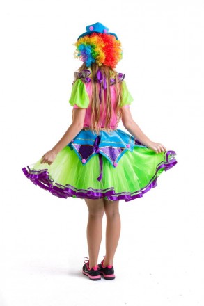 В карнавальный костюм Клоунессы входит:
	Кофта
	Юбка
	Головной убор
	Воротни. . фото 4