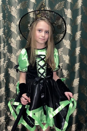 Дитячий карнавальний костюм для дівчинки «ВЕДЬМЕНОЧКА».
Основна тканина: атлас;
. . фото 4