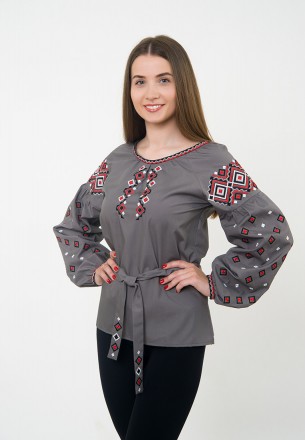 
 Красивая женская блузка с вышивкой в ​​украинском стиле.
Орнамент нанесен маши. . фото 2