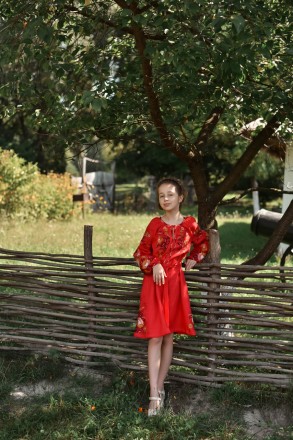 Ексклюзивне дизайнерське плаття для дівчинки з вишивкою на широких рукавах
Рукав. . фото 5