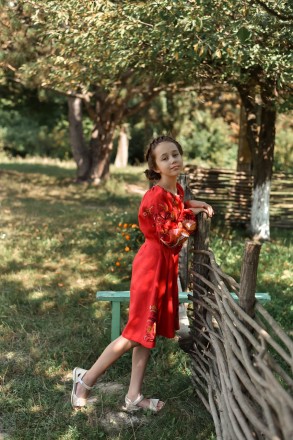 Ексклюзивне дизайнерське плаття для дівчинки з вишивкою на широких рукавах
Рукав. . фото 3