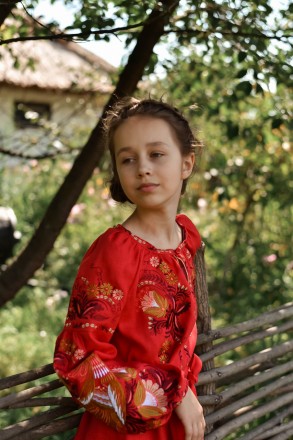 Ексклюзивне дизайнерське плаття для дівчинки з вишивкою на широких рукавах
Рукав. . фото 2