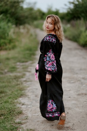 
Длинное черное платье из льна с цветочной вышивкой в ​​пурпурных, розовых, голу. . фото 7