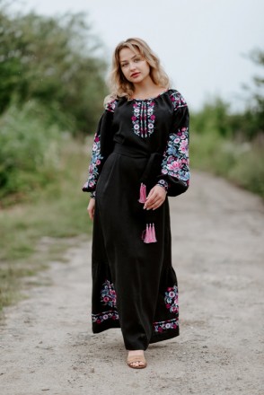 
Длинное черное платье из льна с цветочной вышивкой в ​​пурпурных, розовых, голу. . фото 2