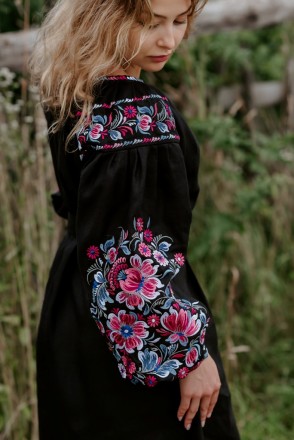 
Длинное черное платье из льна с цветочной вышивкой в ​​пурпурных, розовых, голу. . фото 9