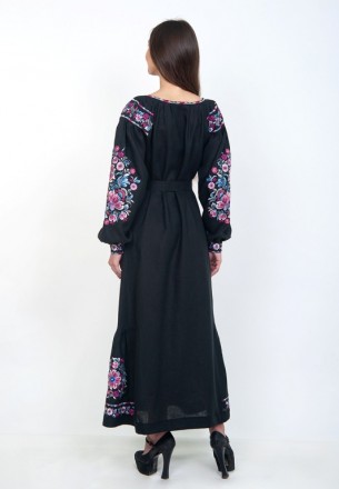 
Длинное черное платье из льна с цветочной вышивкой в ​​пурпурных, розовых, голу. . фото 6