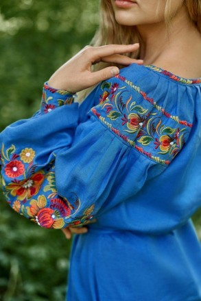 
Синее платье с цветочной вышивкой оранжево красного цвета с салатовыми, желтыми. . фото 3