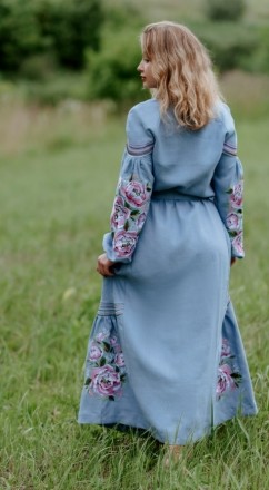 
Необычайное, длиной в пол, платье-вышиванка в голубом цвете.
Цветочный орнамент. . фото 4