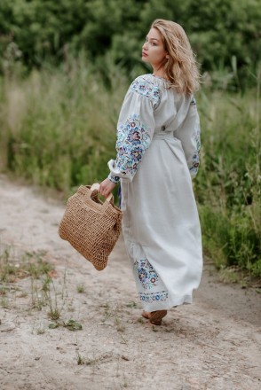 
Необычайное, длиной в пол, платье-вышиванка .
Цветочный орнамент, нанесенный с . . фото 6