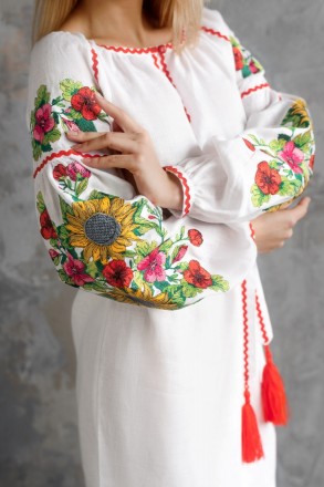 
Эксклюзивное платье из натурального льна с вышивкой в ​​виде крупных подсолнухо. . фото 3