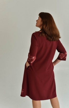 
Бордовое платье с розовой вышивкой.
Вышивка машинная по ткани устойчива к потер. . фото 4