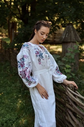 
Довга біла сукня
Оригінальний квітковий орнамент у стилі петриковського розпису. . фото 5