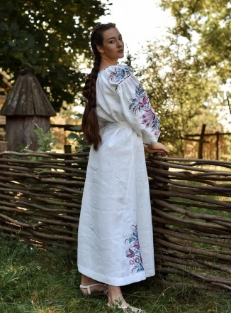 
Довга біла сукня
Оригінальний квітковий орнамент у стилі петриковського розпису. . фото 10