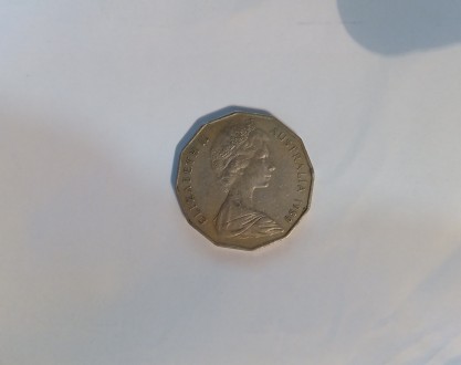 Австралийские 50 центов 1980 год.
Изображение Королева Елизавета II на обороте . . фото 3