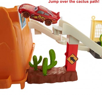
	Гоняйте по Радиатор-Спрингс с игровым набором Disney и Pixar Cars Race & Go, к. . фото 5