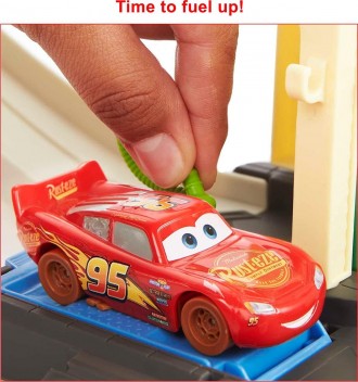 
	Гоняйте по Радиатор-Спрингс с игровым набором Disney и Pixar Cars Race & Go, к. . фото 6