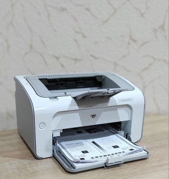 В продаже лазерный порошковый принтер Hewlett-Packard LaserJet P1102 белого цвет. . фото 3