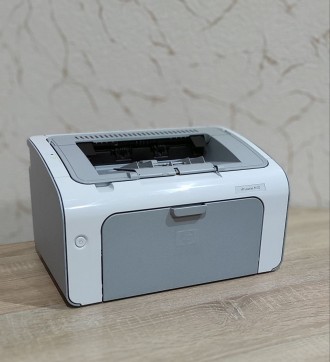 В продаже лазерный порошковый принтер Hewlett-Packard LaserJet P1102 белого цвет. . фото 4