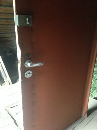 Двери входные деревянные в отличном состоянии оббитые то-ли кожей то-ли кожзамен. . фото 3