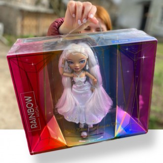 Колекційна лялька Rainbow High Holiday Edition 2022 Роксі Гранд
 
Колекційна лял. . фото 2