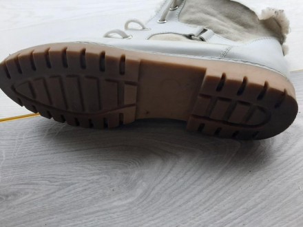 Кожаные белые ботинки с натуральным мехом Sohle Synthetik (Италия)

Рамер 39
. . фото 6