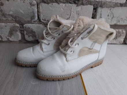 Кожаные белые ботинки с натуральным мехом Sohle Synthetik (Италия)

Рамер 39
. . фото 2