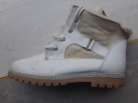 Кожаные белые ботинки с натуральным мехом Sohle Synthetik (Италия)

Рамер 39
. . фото 5