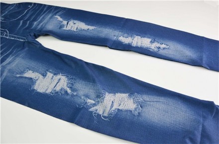 Рваные джинсы давно уже прописались в гардеробе самых смелых модниц, они всегда . . фото 3