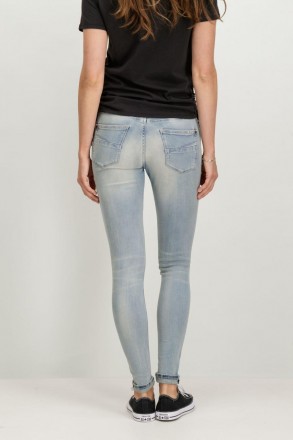 
Голубые джинсы сверхлегкого кроя со средней талией. Джинсовая ткань с эффектом . . фото 3
