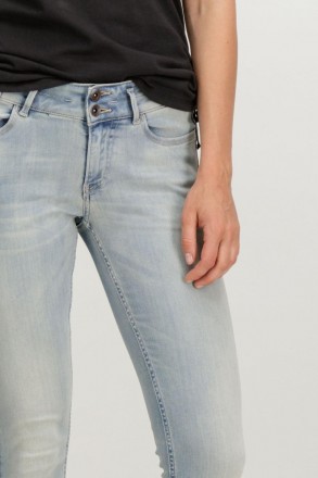 
Голубые джинсы сверхлегкого кроя со средней талией. Джинсовая ткань с эффектом . . фото 4