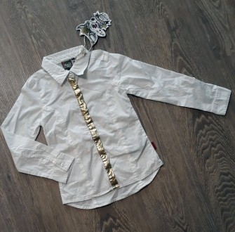 Белая аккуратная блуза с полосой золотистого цвета спереди. Ткань блузки имеет г. . фото 4