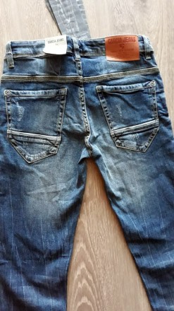 
Синие джинсы со средней талией. Регулятор резинки по линии пояса
.Джинсовая тка. . фото 3