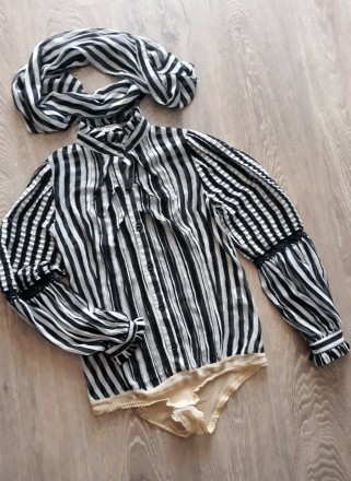 Стильная, черно- белая полосатая рубашка боди, блуза. с шарфом
Застегивается на . . фото 2