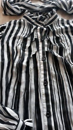 Стильная, черно- белая полосатая рубашка боди, блуза. с шарфом
Застегивается на . . фото 3
