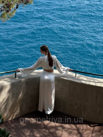 
Шелковое платье с вырезом на ноге белого цвета
Параметры:
S: ОГ 84-88 см, макси. . фото 9