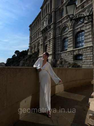 
Шелковое платье с вырезом на ноге белого цвета
Параметры:
S: ОГ 84-88 см, макси. . фото 8