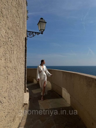 
Шелковое платье с вырезом на ноге белого цвета
Параметры:
S: ОГ 84-88 см, макси. . фото 6