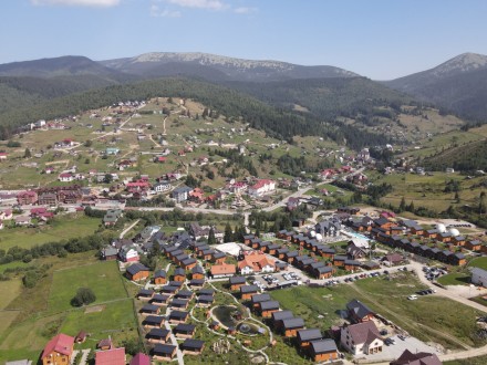 В центрі села Поляниця, біля річки, в 20-ти м від дороги розташована ділянка пло. . фото 4
