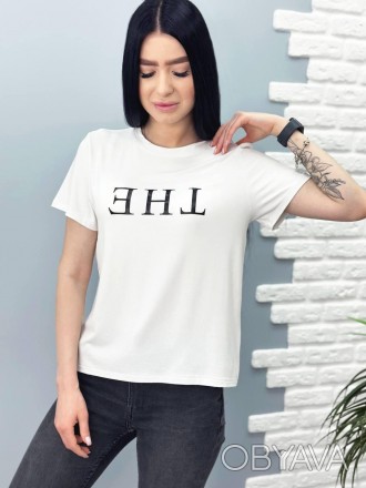 Трикотажна жіноча футболка
Футболка "The" має прямий фасон, круглу горловину та . . фото 1