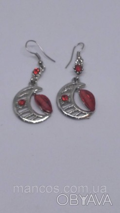 Женские серьги длинные серебристого цвета в форме месяца с красными стразами
Сос. . фото 1