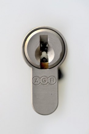 Цилиндр AGB Scudo DCK 30x45 ключ/тумблер (Италия) 
 
Цилиндр замочный AGB Scudo . . фото 21