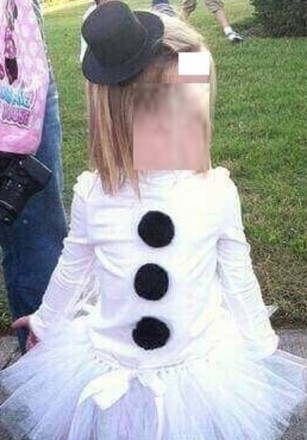 продам костюм снеговичка для девочки 4-5 лет, рост 104, трикотаж и фатин, пугови. . фото 3