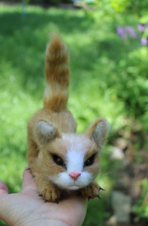 Валяна іграшка котик рижий з шерсті ручної роботи. Висота 14 см, длина 18 см і х. . фото 6