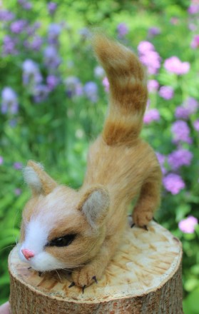 Валяна іграшка котик рижий з шерсті ручної роботи. Висота 14 см, длина 18 см і х. . фото 3