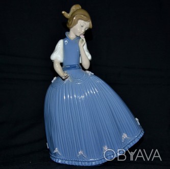 Фарфоровая статуэтка lladro «Девушка в платье