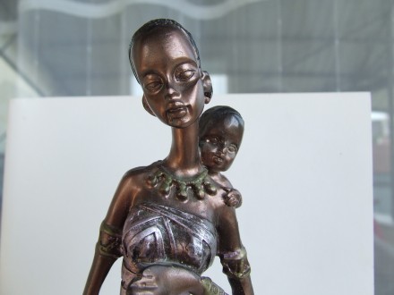 Женщина африканка с ребенком . раз.30х9 см. 1990 гг. 
на  ноге скол.
Все вопро. . фото 3